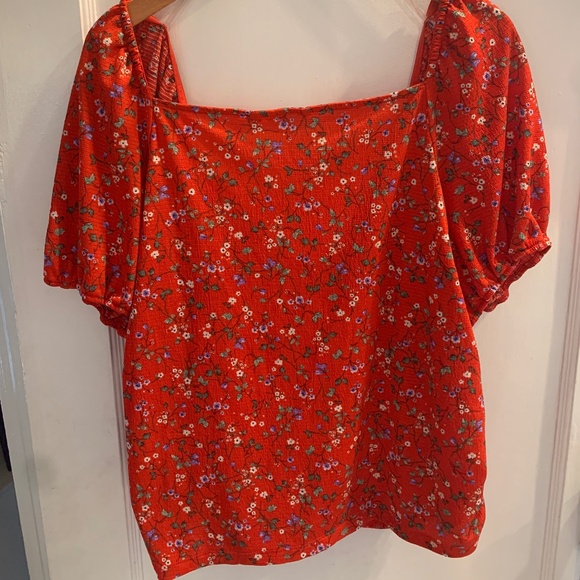 FLIRTY & CUTE NEVER WORN Sweetheart Neckline Ruched Short Sleeve Top! - Picture 7 of 8